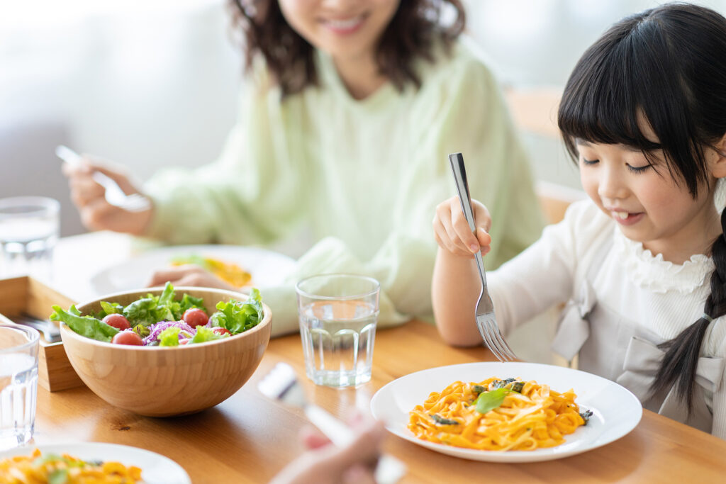 親子で楽しく食事をする食卓|食費管理で毎日の食事に満足感を