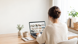パソコンでブログ用フリー写真素材を検索している様子の後ろ姿の女性