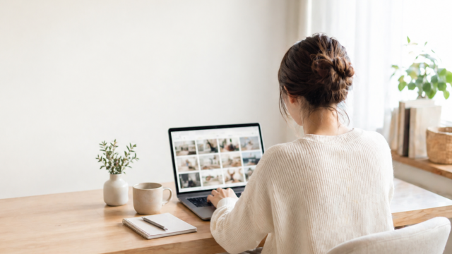 パソコンでブログ用フリー写真素材を検索している様子の後ろ姿の女性