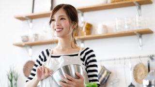 料理を楽しむ女性・OPCフードクリエイター費用記事
