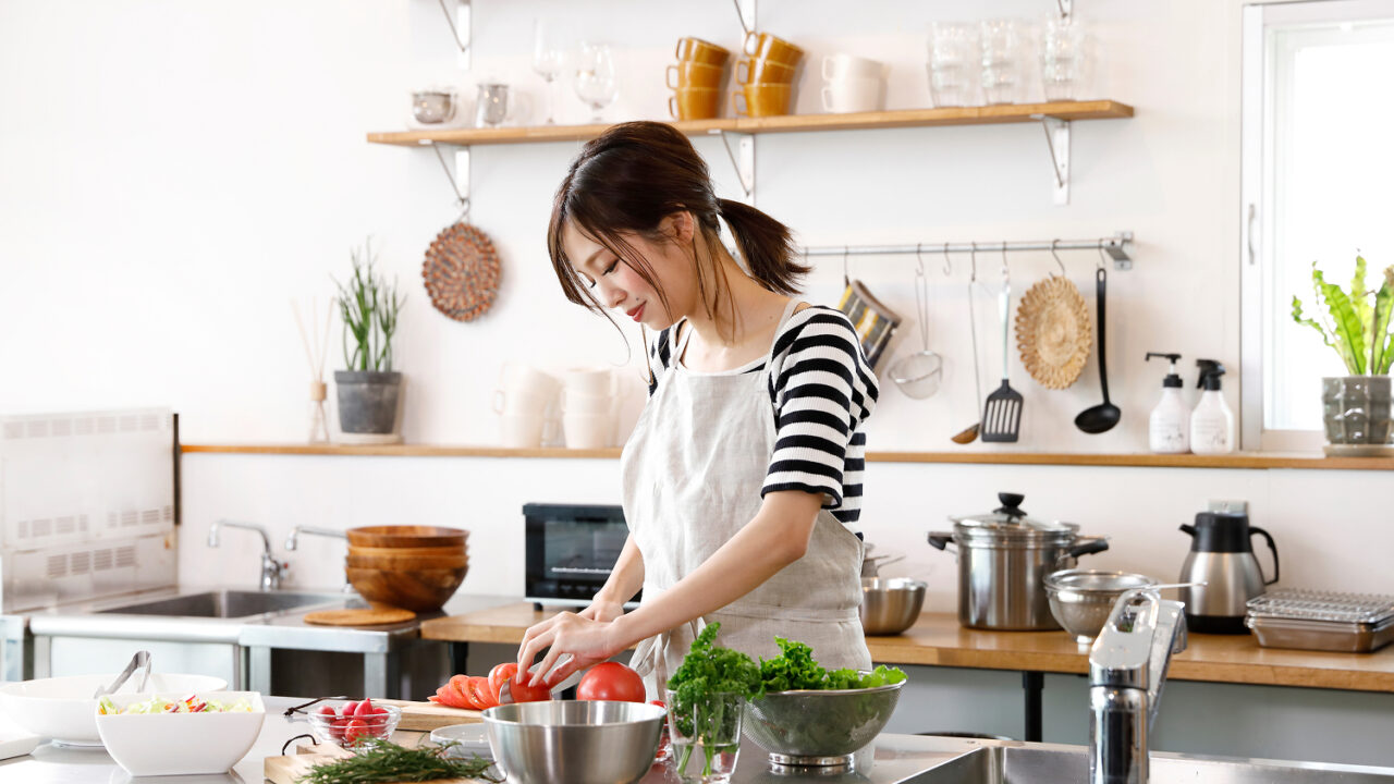 キッチンで料理をする女性・SNS発信と食の資格比較記