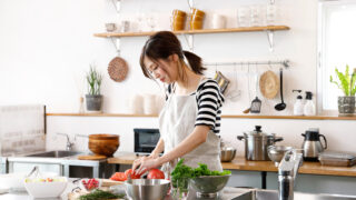 キッチンで料理をする女性・SNS発信と食の資格比較記