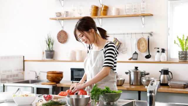 キッチンで料理をする女性・SNS発信と食の資格比較記